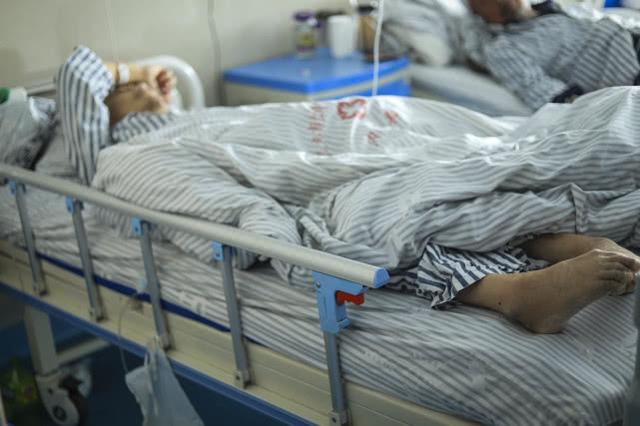 男子遭不幸瘫痪多年后妻子无奈改嫁,今老父亲病危他决定临危托孤