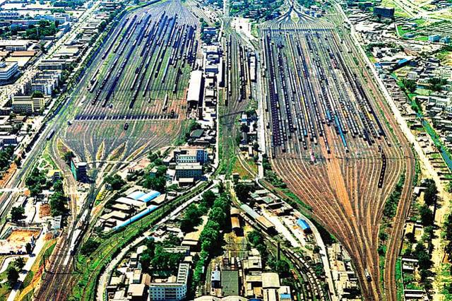 这个铁路站就是我国的郑州铁路交通枢纽,这个地方拥有着我国最多的