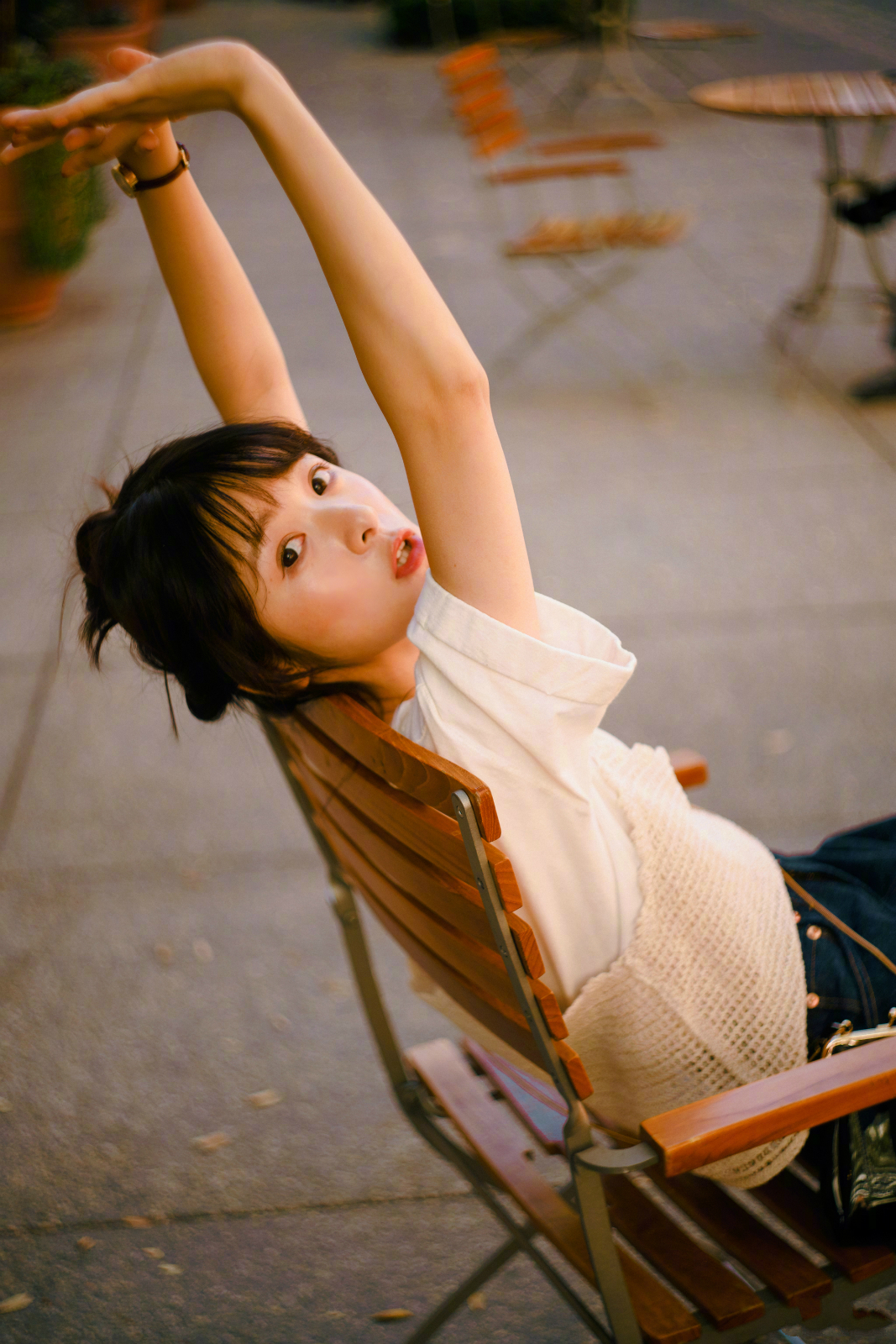 令人欣慰的是即使变大人了,徐娇仍不失可爱俏皮,这张回眸嘟嘴的照片真