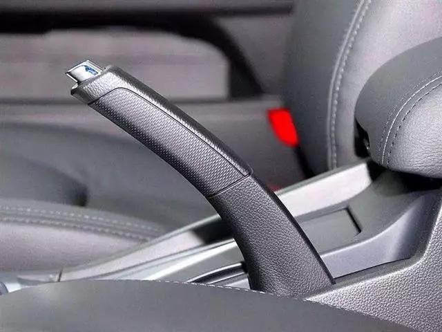 电子手刹已很常见,为何还有新车坚持用脚刹式驻车?