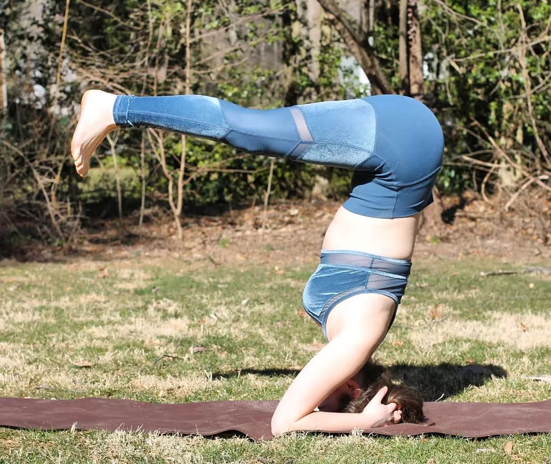 童蕾越发知性迷人,v领白衫搭黑裙锁骨撩人,盈盈浅笑吸引目光