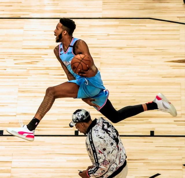 参加扣篮大赛的四位球员分别是来自洛杉矶湖人的魔兽德怀特·霍华德