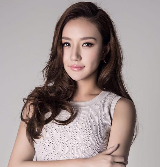 参观韩雨芹住的豪宅,生活中也喜欢吃火锅,家里装修很豪华