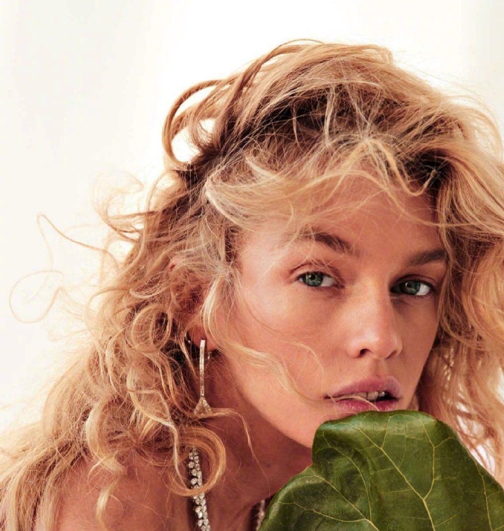 超模stella maxwell和花草演绎时尚,意版3月写真封面更新,超赞