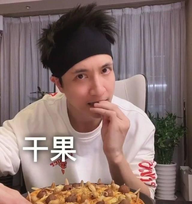 作为一名创作型歌手,薛之谦在家不写歌,要学谢霆锋转行当厨师