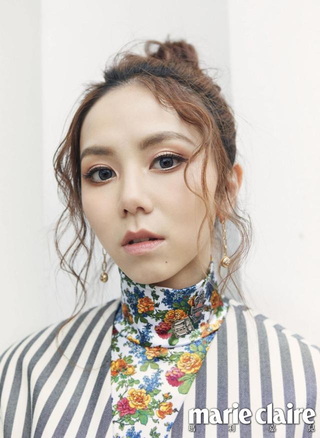 邓紫棋登港版杂志封面 丸子头配复古服饰可酷可甜