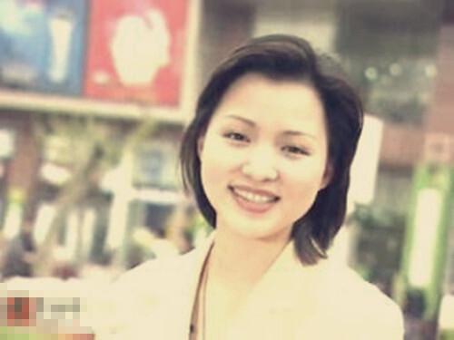 央视主持人董卿20年前旧照曝光,一脸青涩,笑起来像小福娃