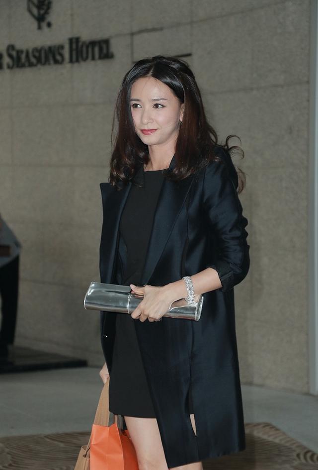 吴婉芳23岁次子情人节晒与女友温馨合照,与哥哥同帅气形象反差大