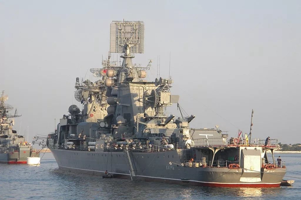 俄军刻赤号巡洋舰退役红色暴力美学典范冷战恐龙堆满导弹雷达