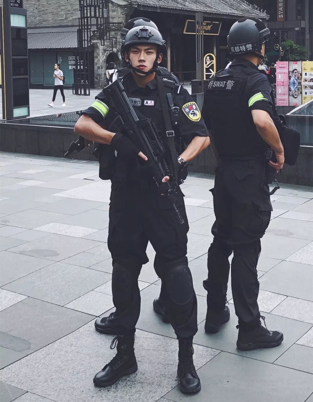 成都特警文潇伟▼