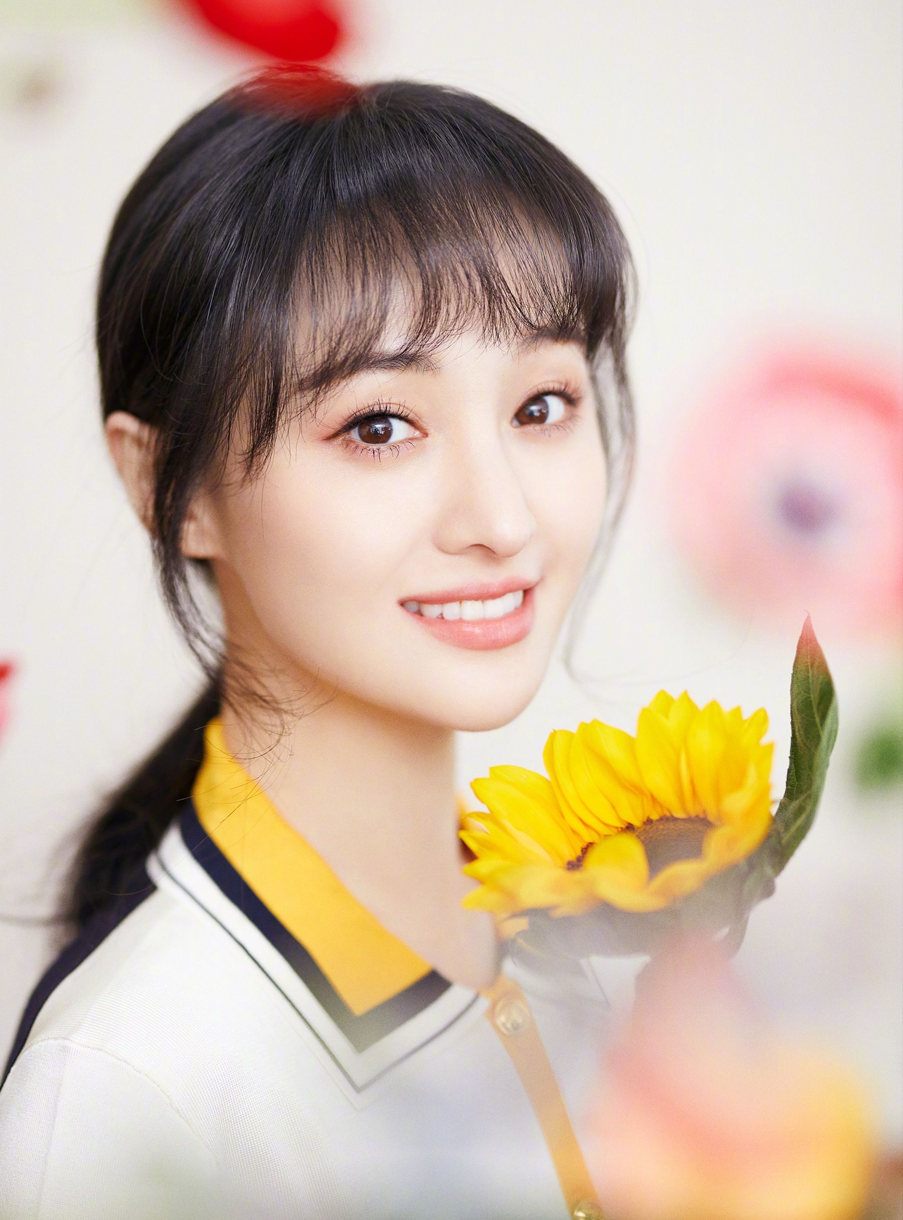 郑爽再登央视,空气刘海配学院风衬衫,美回贝微微