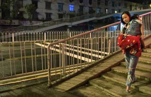 妈妈带两个孩子坐高铁睡着，可她手上的动作，让乘客感动不已休闲区蓝鸢梦想 - Www.slyday.coM