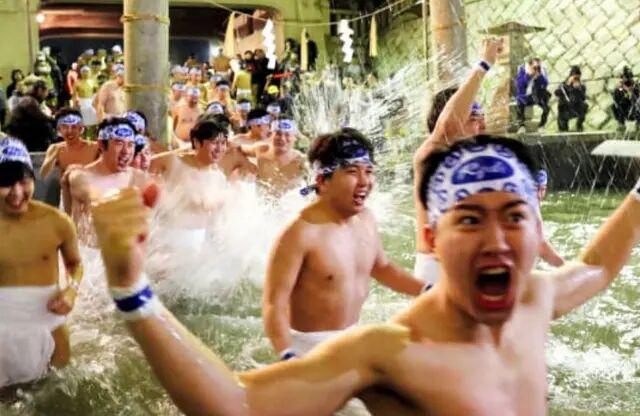 日本举办万人裸祭 还有50万人跑马拉松 竟无惧新冠肺炎已流行 马拉松 新冠 肺炎 新浪新闻 日本举办万人裸祭 还有50万人跑马拉松 竟无惧新冠肺炎已流行 马拉松 新冠 肺炎 新浪新闻