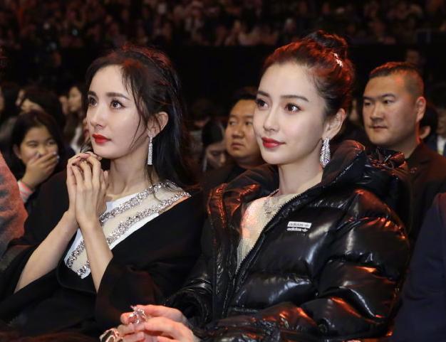 杨幂,杨颖同框破不和传闻,台前拼美争艳,台下裹羽绒服御寒
