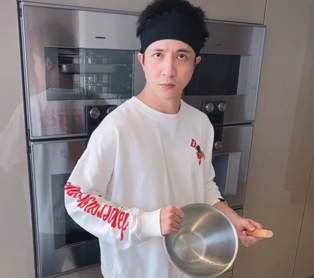 "小雪糕"长大了,薛之谦学做菜,这是打算亲自给儿子做美食吃?
