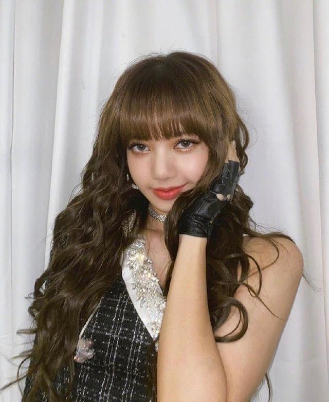 lisa黑发新造型酷飒 实力诠释可盐可甜双面魅力