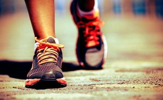 走路也能够降血糖,教你4种走路方式,让高血糖慢慢被走掉!