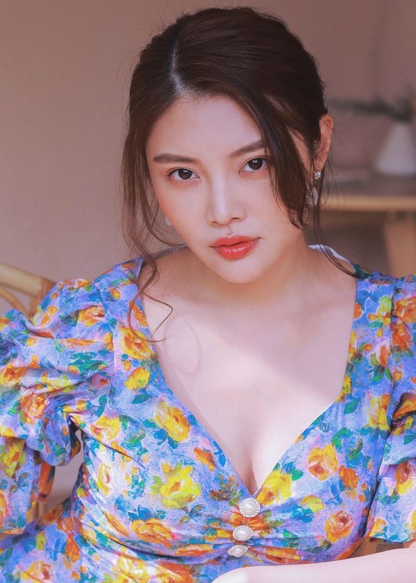 中国美人!徐冬冬穿"土味"碎花裙依旧风情万种,傲人事业线抢镜