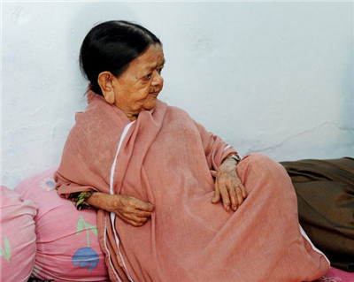 这名老人患有侏儒症,已经103岁高龄,现在嫁给62岁的第三任老公