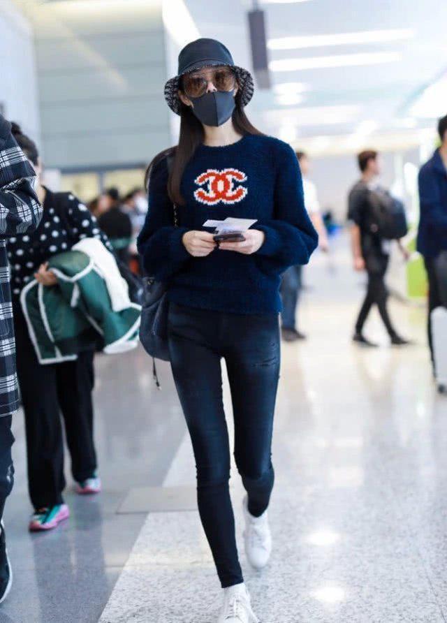 香奈儿的logo很抢眼了,搭配了一条黑色的紧身裤,润饰的腿型很纤细!