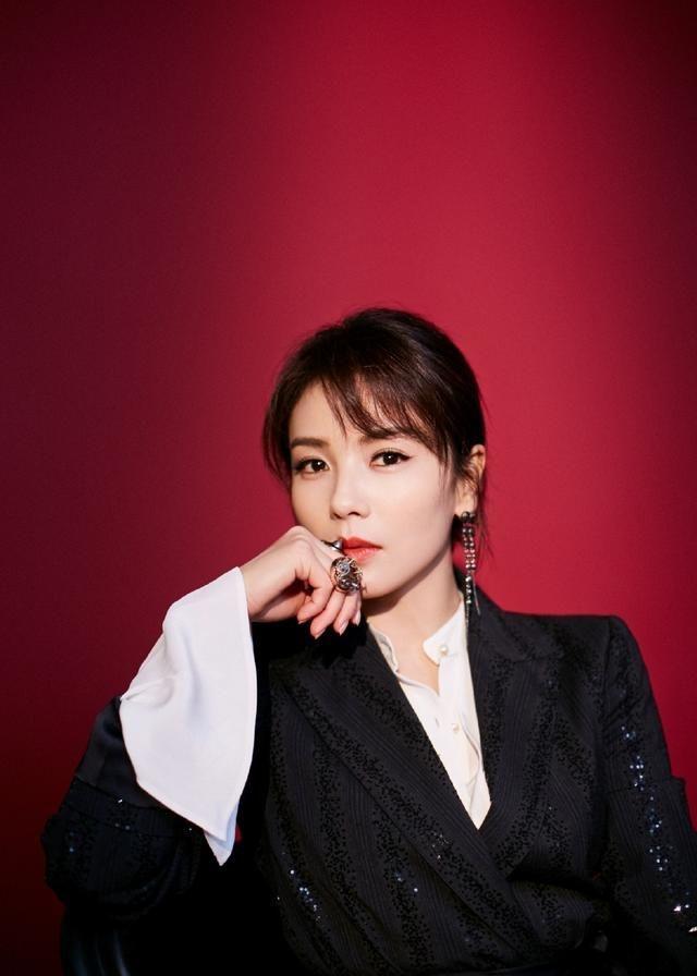 刘涛实力化身霸道女总裁,亮片西装造型攻气十足,太霸气