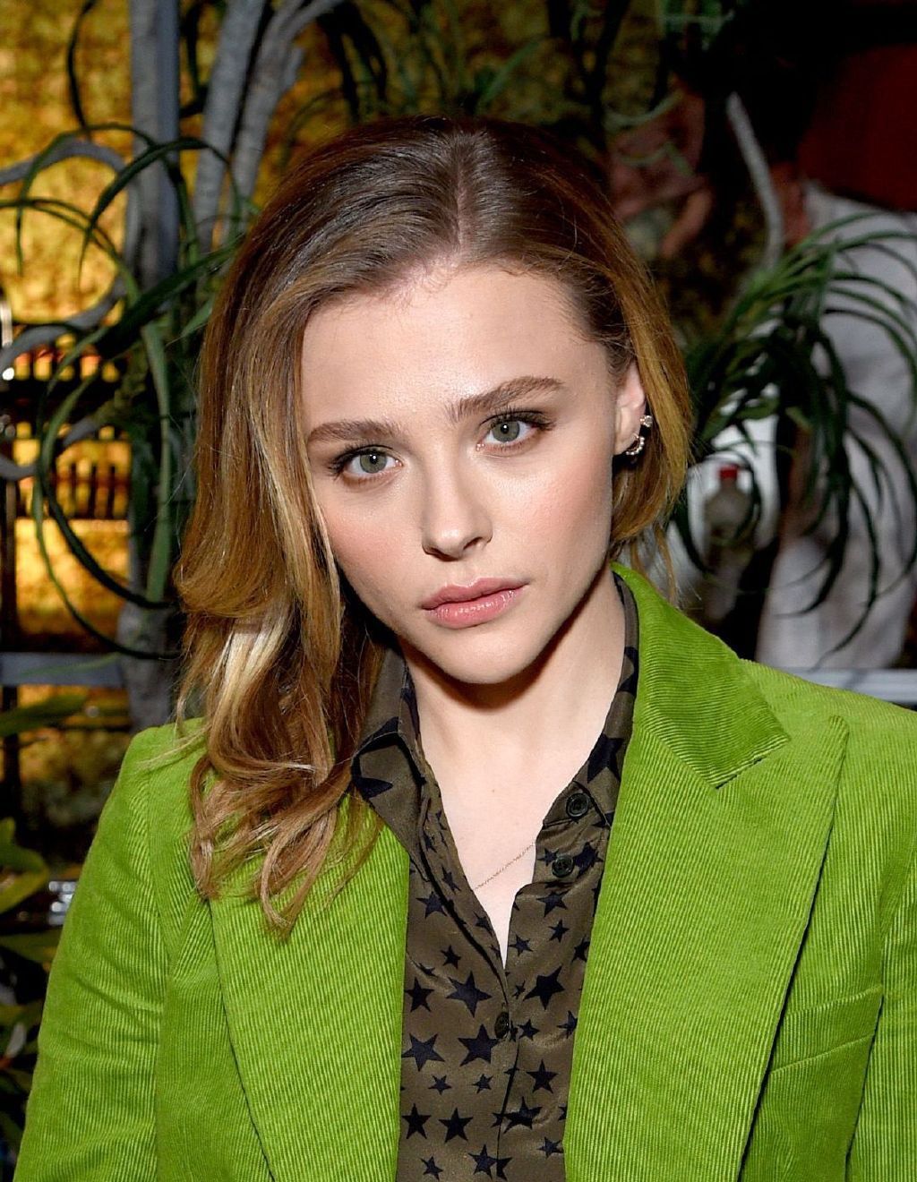 她是《海扁王》超杀女,今穿星星衬衫配绿西装,帅气得不像23岁