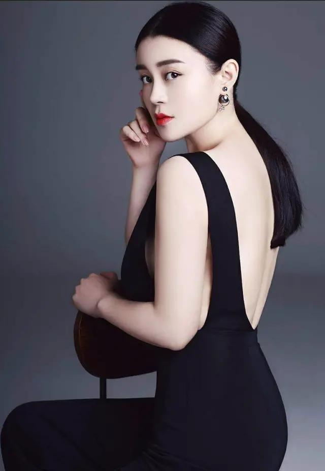 剧中人物杨晓燕通过自身出色的演技,性感的身材俘获了许多观众的心,深