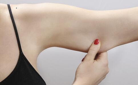 女性手臂纤细显年轻,如何在家用哑铃练手臂?三个动作搞定