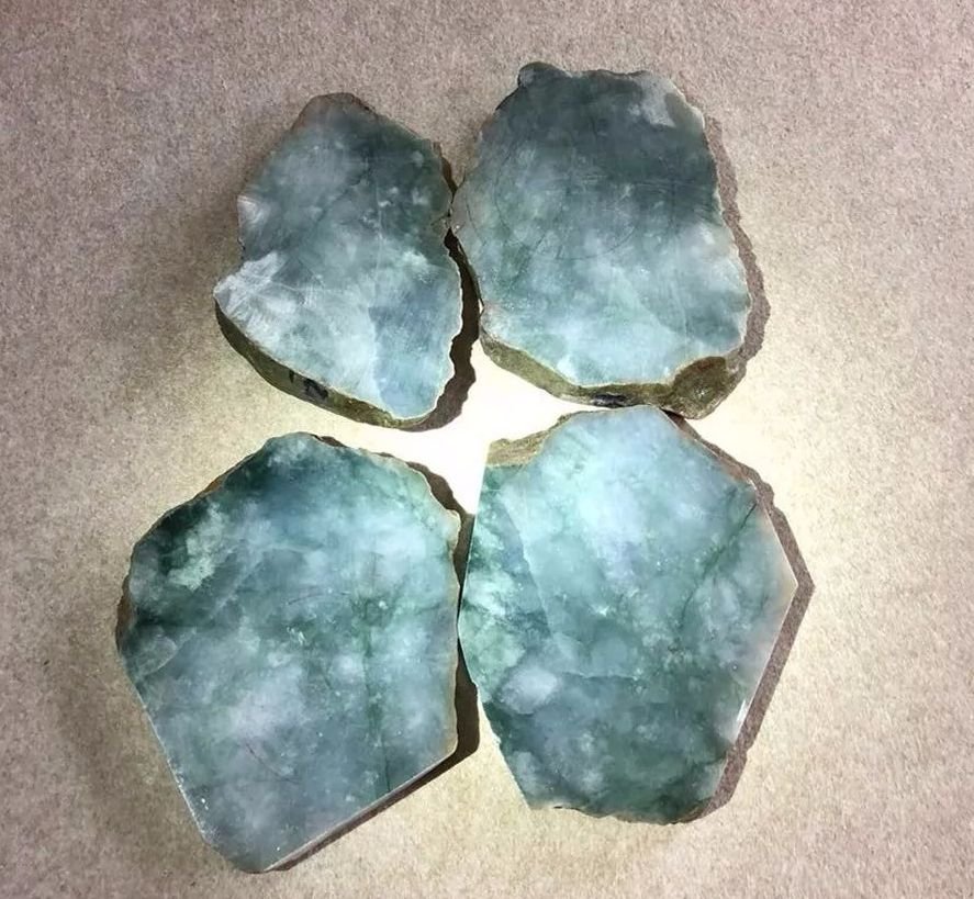 美女不听劝买下的翡翠原石切开遇到重重困境最终让人心旷神怡