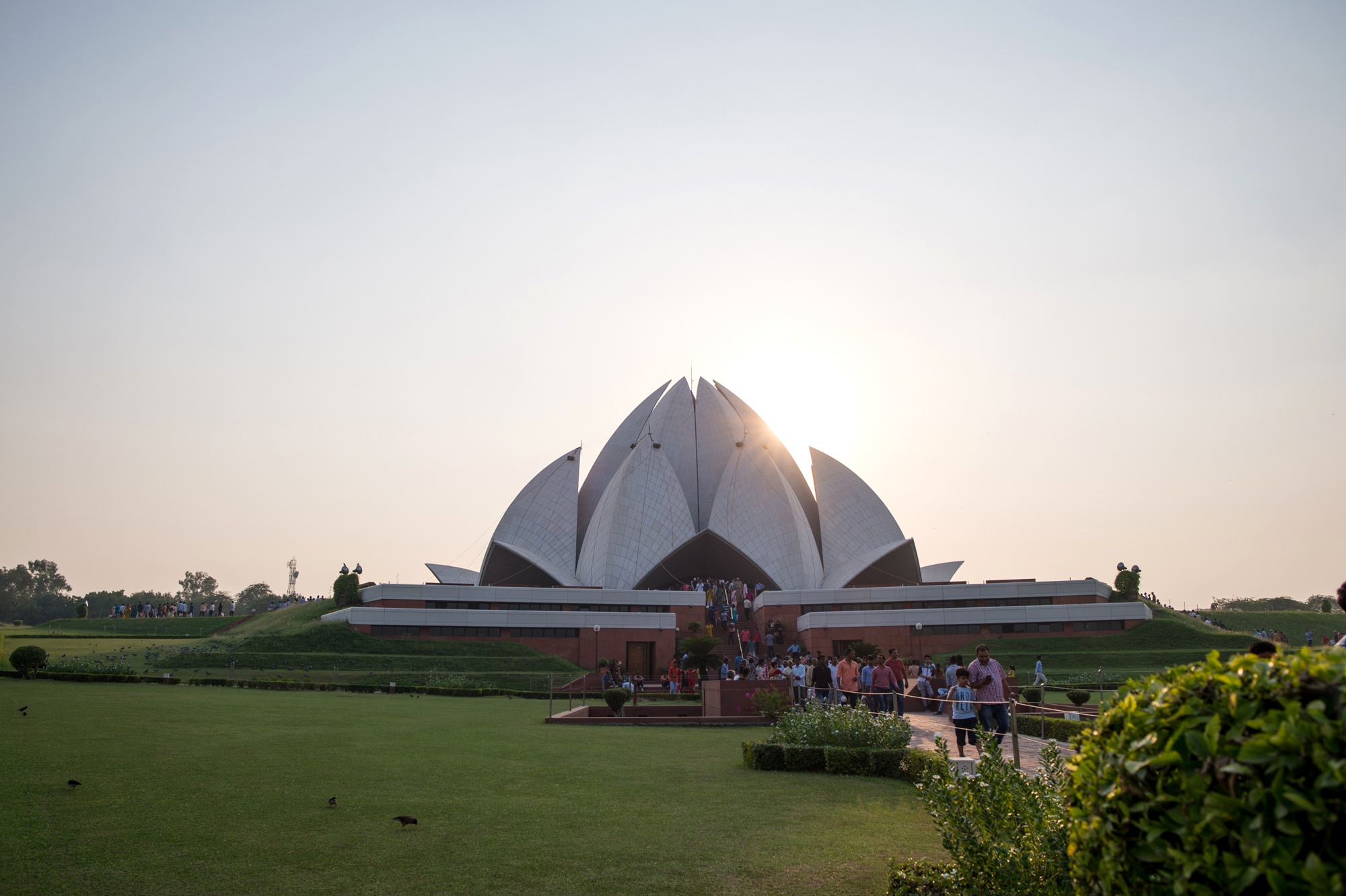 座就位于印度首都新德里,自1986年竣工后即成为世界上最美的寺院之一