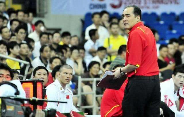 球员时代张斌在济南部队打球,2米出头的身高,堪比后卫细腻的技术,精准