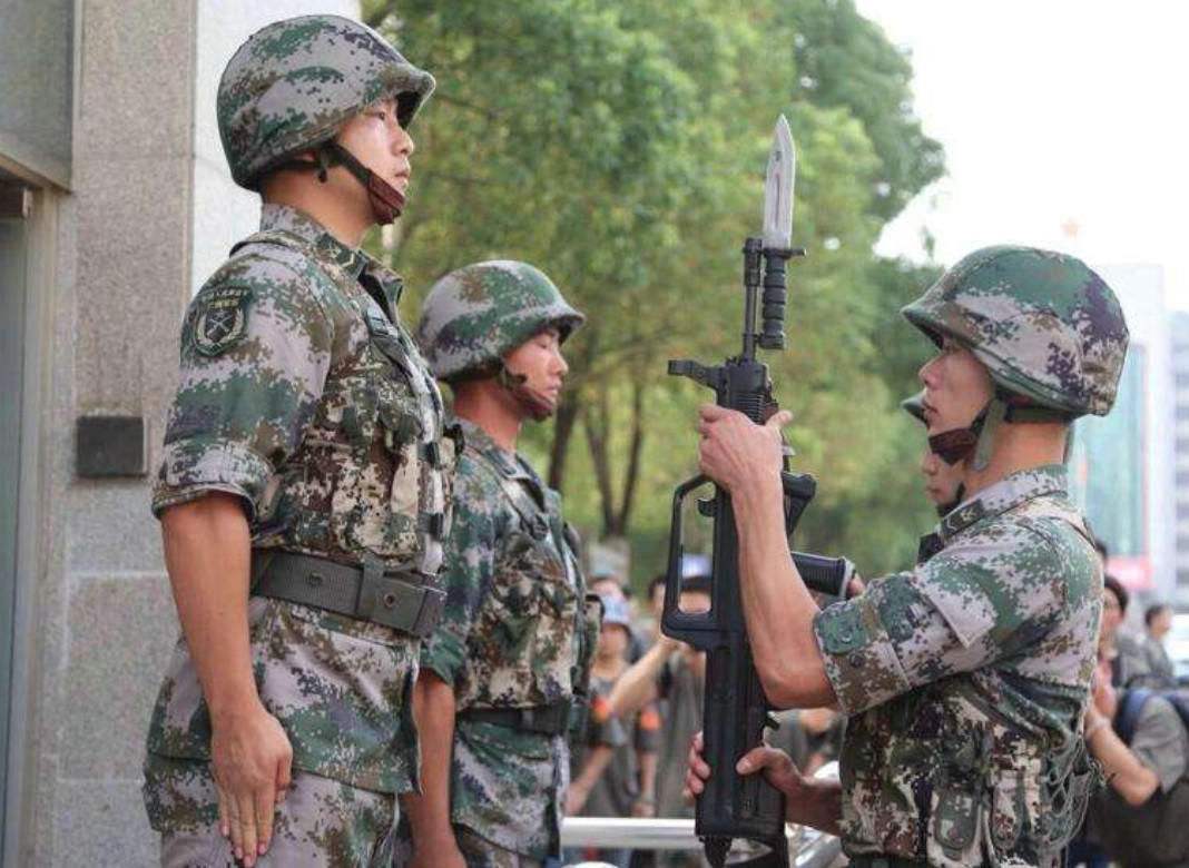 为什么哨兵站岗时两人只有一把枪?"中国第一悍匪"审判后决定的