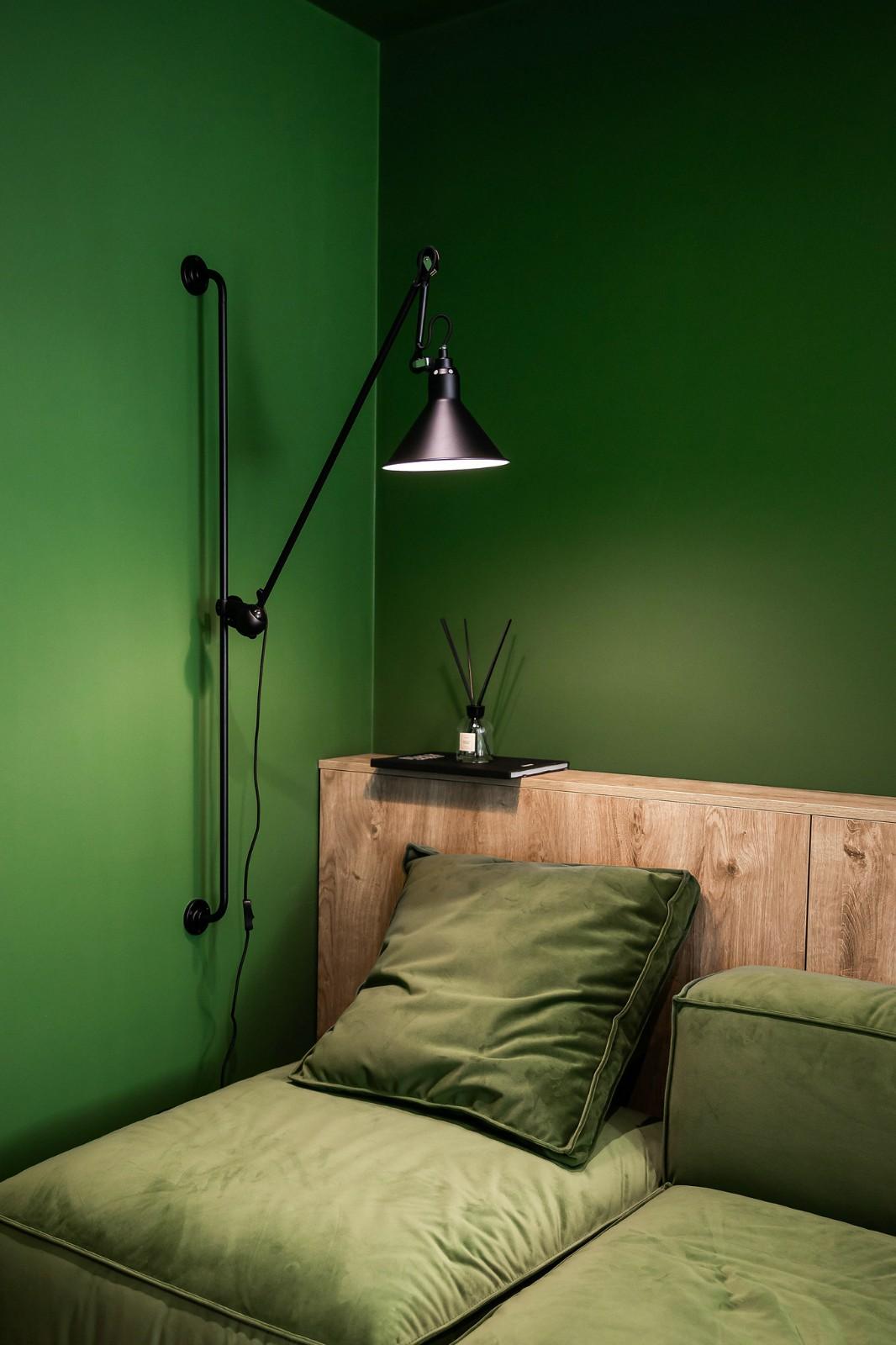 客厅墙角处,加入了一个小小的台灯设计,在微醺的灯光下,可以看书或者