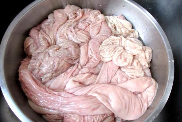 清洗猪大肠时,不能只放盐!多加1步,洗得干净卫生,还没腥臭味