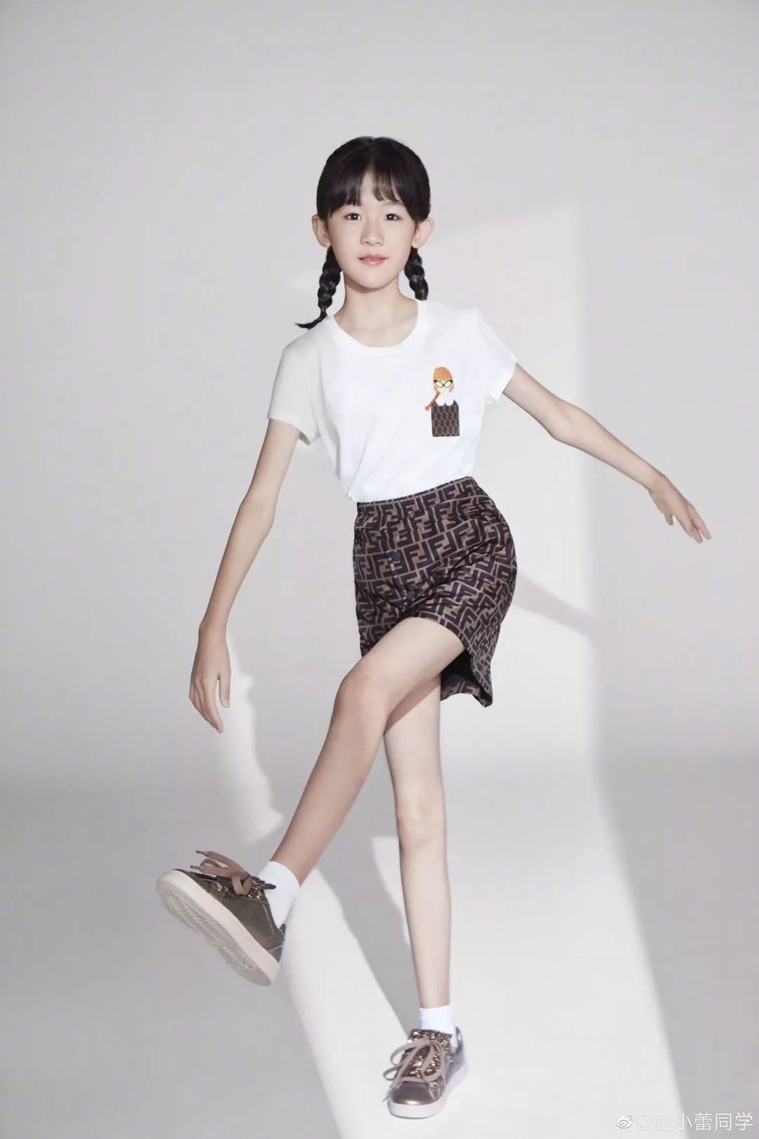 11岁贝儿跳舞祈福,动作优雅有模有样,小脸暗黄身材过瘦引担忧