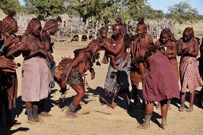 最后的原始族群即将消失还是500年前生活方式女人拒绝穿衣