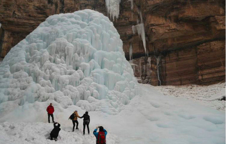 河南"冰冰背"冬暖夏凉,水在夏天结冰,到了冬天却融化