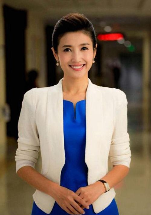 她是北京卫视的主持一姐,有个叫刚强的老公,还有个叫刚好的孩子