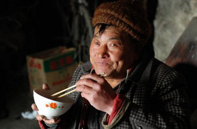 "傻子乞丐"收养8名流浪儿,行乞有原则:只要一元多了不要