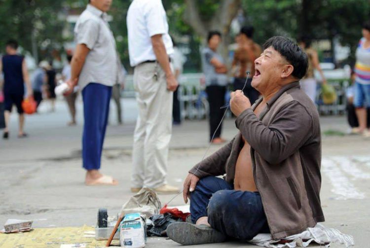 "傻子乞丐"收养8名流浪儿,行乞有原则:只要一元多了不要