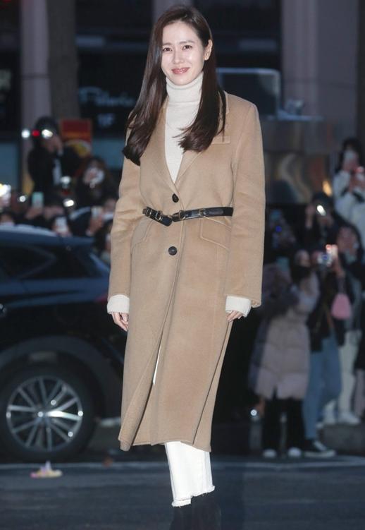 孙艺珍出席晚宴真是美翻了,驼色大衣加腰带尽显好身材,气质爆表