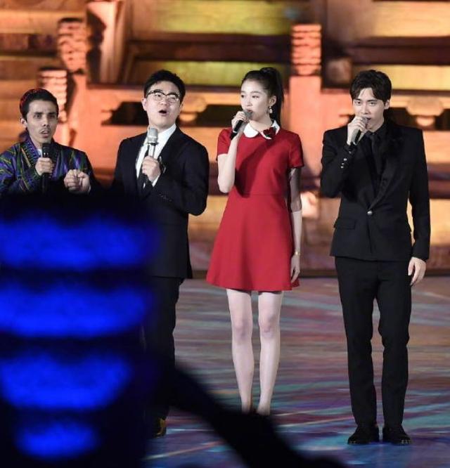 昔日关晓彤和李易峰同台虽然没有互动看出关晓彤很尊重李易峰