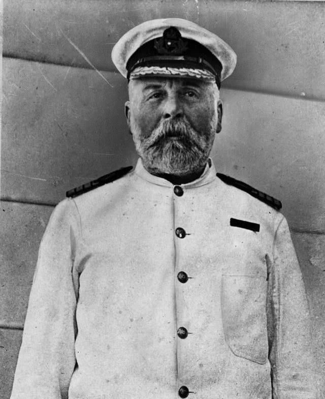 泰坦尼克号上最感人的,不是那段爱情故事,而是船长的一个决定|史密斯