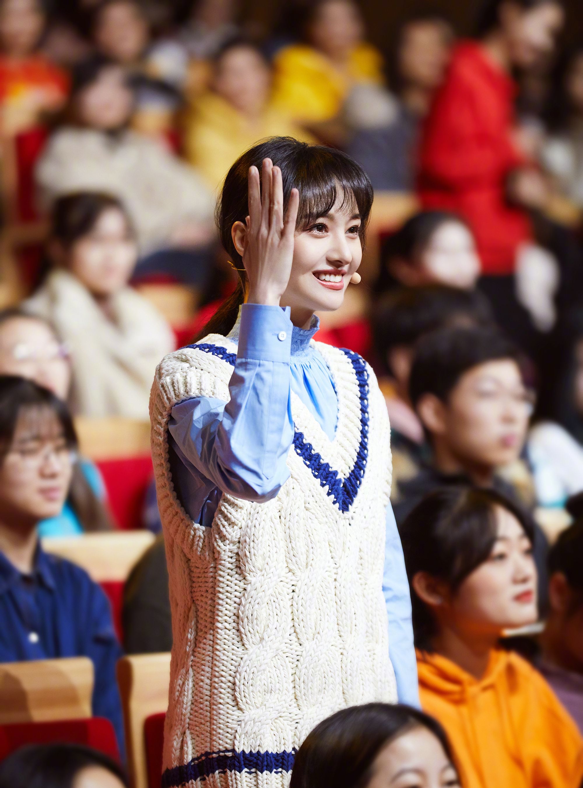 "追星女孩"郑爽和康辉同框,蓝色衬衣配马甲太青春