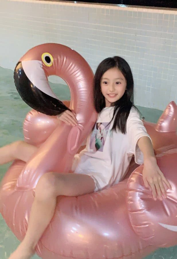 9岁童模因颜值高被禁止整容今踩死亡芭比粉匡威腿比电棒还细