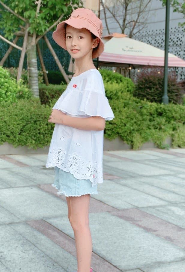 9岁童模因颜值高被禁止整容今踩死亡芭比粉匡威腿比电棒还细