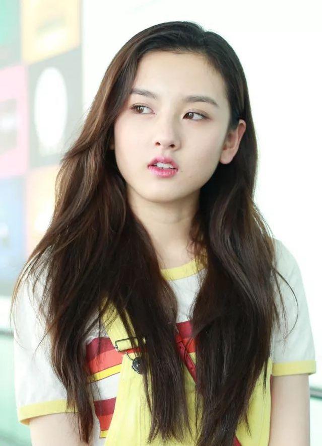 95后小花素颜照流出,两年里下颌骨宽宽窄窄,整没整一看鼻子就懂