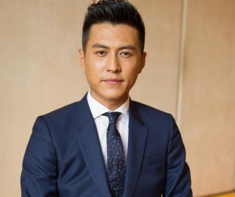 对比靳东年轻时和现在的照片,才明白什么叫"男人四十一枝花"