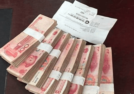 六旬老汉捡8万现金,苦等失主3天,见面后失主又给老汉两万