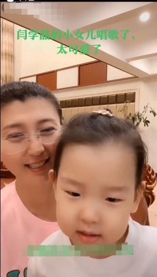 闫学晶首晒二胎3岁女儿肉嘟嘟唱儿歌太可爱母女互动显温馨
